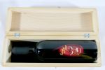 Cutie din lemn cadou cu o sticla de vin